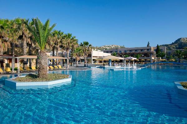 Außenpool des Porto Bello Beach Hotels mit Palmen und Sonnenliegen