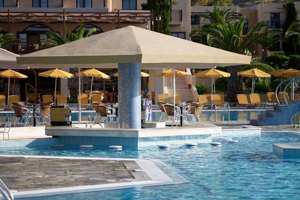 Poolbereich des Porto Bello Beach Hotels mit Sonnenschirmen und Stühlen