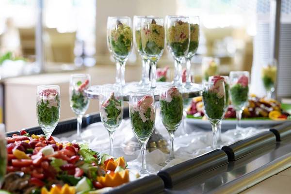 Buffet im Hotel Porto Bello Beach mit Salaten und Getränken in Gläsern.