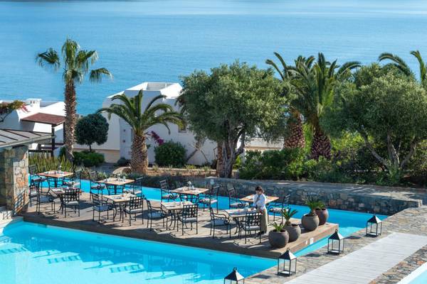 Außenpoolterrasse des Elounda Village Resorts mit Blick auf das Meer