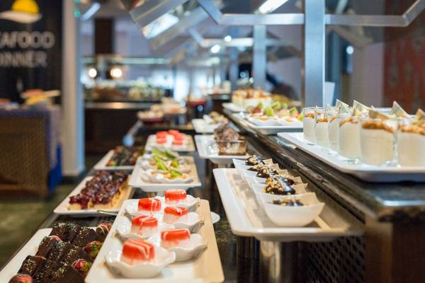 Dessert-Buffet im Elounda Village Resort & Spa mit verschiedenen süßen Gerichten.