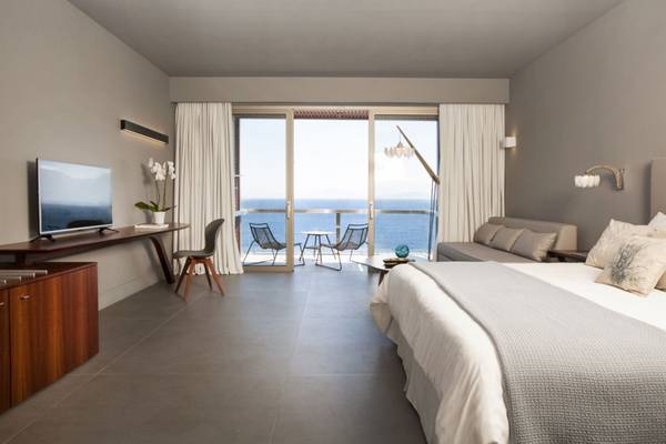 Suite Zimmer im Elounda Village Resort mit Meerblick und moderner Einrichtung