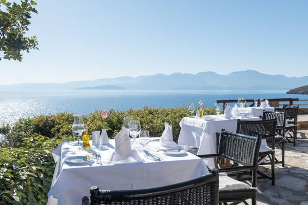 Außenterrasse des Elounda Village Resort & Spa mit Blick auf das Meer und die Berge