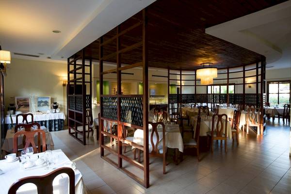 Restaurant im Sanctuary at Grand Memories Varadero mit Holzstrukturen und gedeckten Tischen.