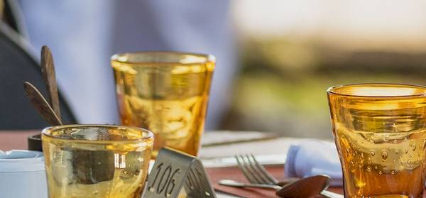 Tisch mit Glasen und Besteck im Shandrani Beachcomber Resort & Spa Hotel.