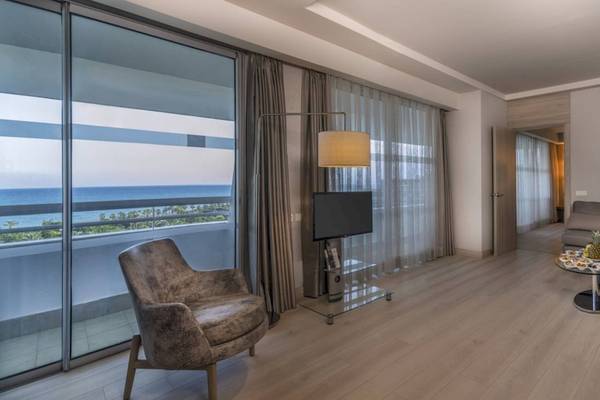 Wohnzimmer im Concorde De Luxe Resort mit Blick auf das Meer und einem modernen Interieur.