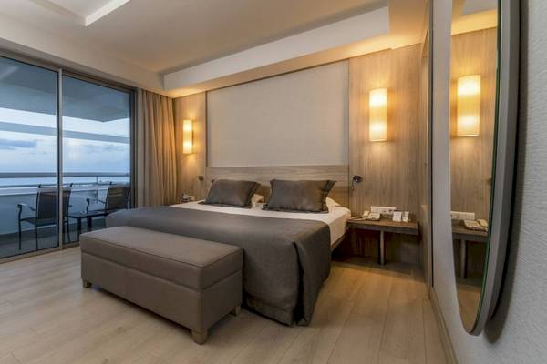 Hotelzimmer im Concorde De Luxe Resort mit Balkon, Doppelbett und Meerblick.