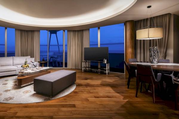 Wohnbereich des Concorde De Luxe Resorts mit Blick auf das Meer.