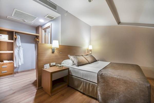 Hotelzimmer im Concorde De Luxe Resort mit Doppelbett, Nachttisch und Kleiderschrank.