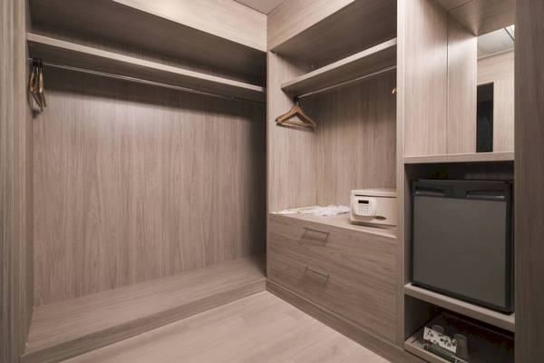 Garderobe im Concorde De Luxe Resort mit Kleiderschrank, Schubladen und Safe.