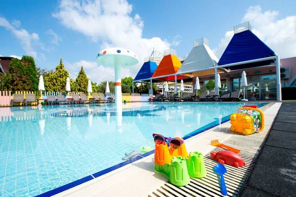 Außenpool im Concorde De Luxe Resort mit bunten Spielsachen am Rand