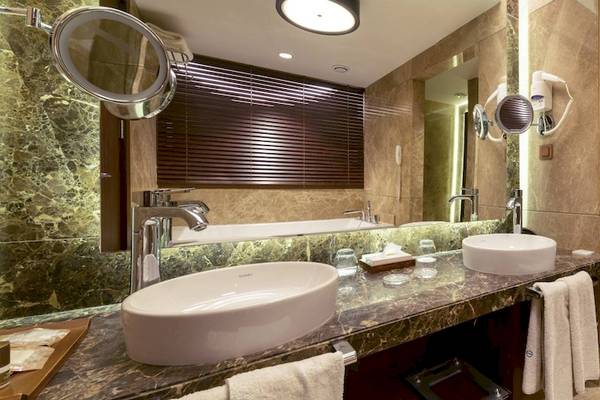Badezimmer im Concorde De Luxe Resort mit zwei Waschbecken und einer Dusche.