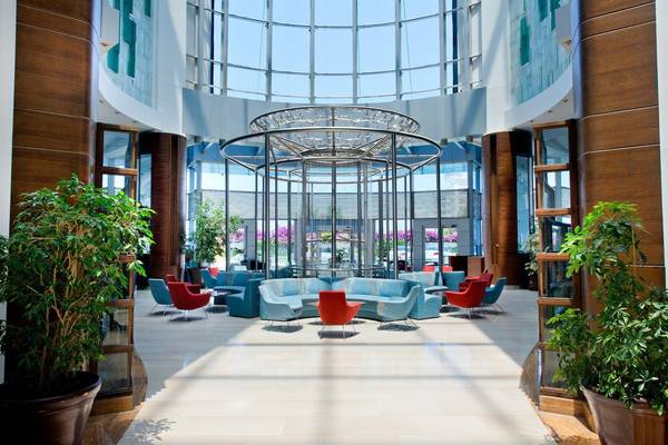 Lobby des Concorde De Luxe Resorts mit Sitzbereichen und Pflanzen.