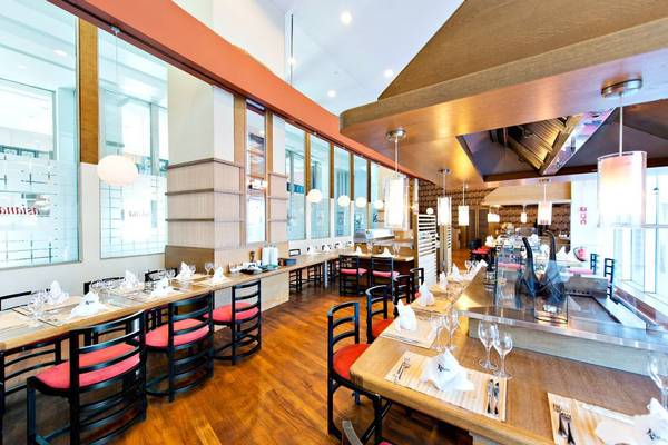Innenraum des Restaurants im Concorde De Luxe Resort mit langen Tischen und Stühlen.