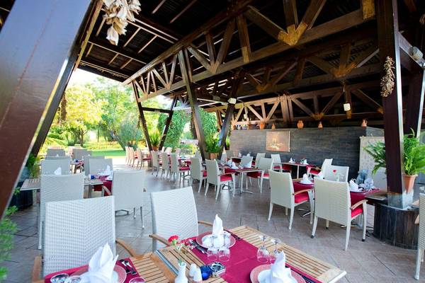 Innenbereich des Restaurants im Concorde De Luxe Resort mit vielen Tischen und Stühlen.