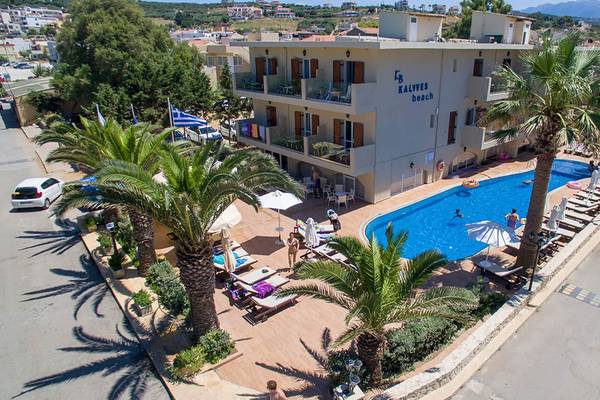 Luftaufnahme des Kalyves Beach Hotels mit Swimmingpool, Sonnenliegen und Palmen.