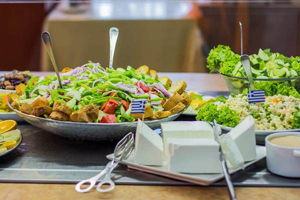 Ein Buffettisch im Kalyves Beach Hotel mit verschiedenen Salaten, Brot und Dips.