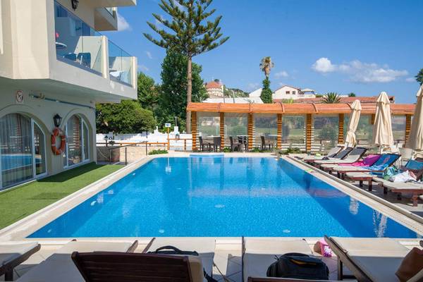 Pool- und Loungebereich des Kalyves Beach Hotels im Freien.