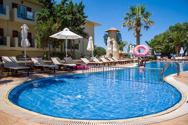 Pool mit Sonnenliegen und Schirmen im Kalyves Beach Hotel