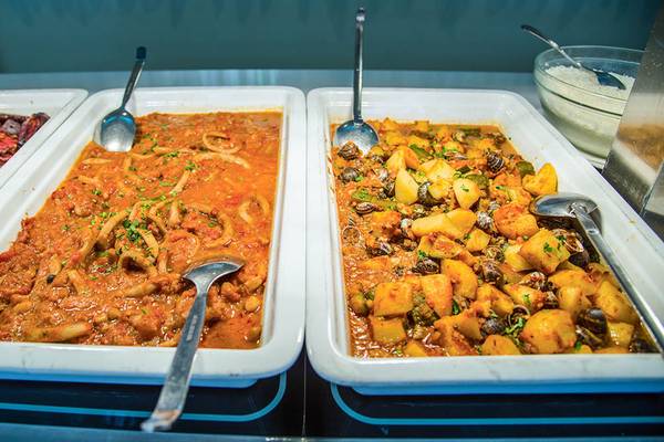 Buffet im Kalyves Beach Hotel mit verschiedenen Gerichten wie Meeresfrüchten und Fleisch.