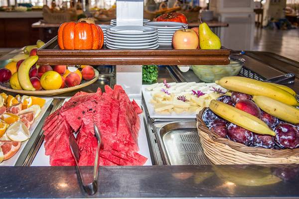Frühstücksbuffet im Kalyves Beach Hotel mit verschiedenen Früchten und Obstsalaten.