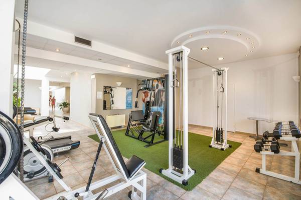 Fitnesscenter im Kalyves Beach Hotel mit verschiedenen Trainingsgeräten.