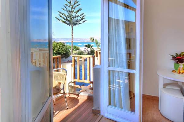 Ein Balkon des Kalyves Beach Hotels mit Blick auf den Strand und das Meer.