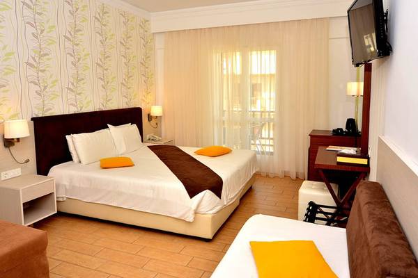 Doppelzimmer im Kalyves Beach Hotel mit zwei Betten, Fernseher und Balkon