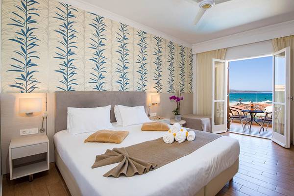 Schlafzimmer im Kalyves Beach Hotel mit Blick auf den Balkon und das Meer