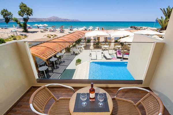 Terrasse mit Blick auf den Kalyves Strand und das Meer vom Kalyves Beach Hotel.