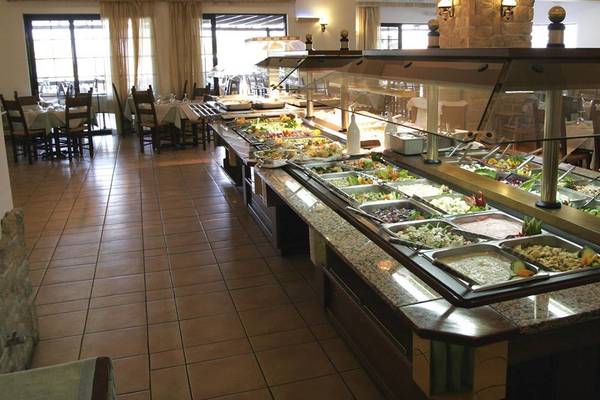 Buffet im Hersonissos Maris Hotel mit verschiedenen Gerichten.