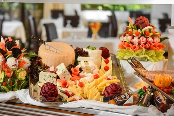 Buffetplatter mit verschiedenen Käsesorten und Gemüse im Hersonissos Maris Hotel.