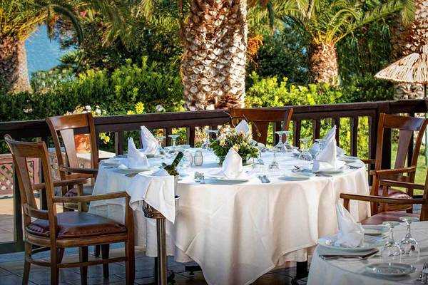 Gedeckter Tisch auf der Terrasse des Hersonissos Maris Hotels mit Blick auf die Umgebung.