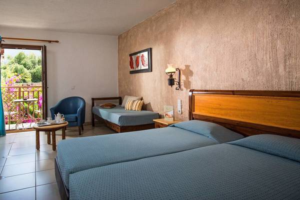 Doppelzimmer im Hersonissos Maris Hotel mit zwei Betten, Fernseher, und Balkonzugang.