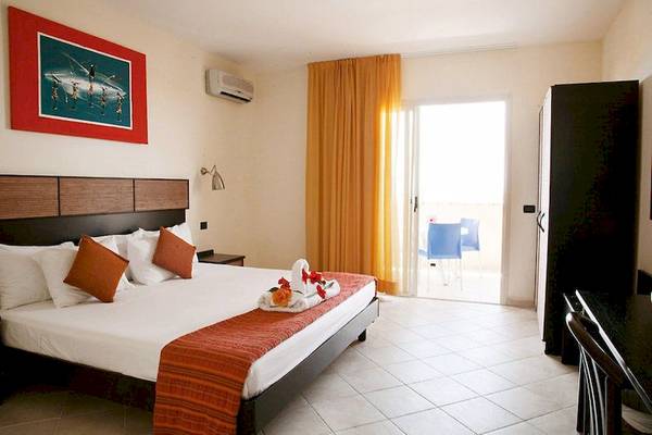 Hotelzimmer des Occidental Boa Vista Beach mit Bett, Dekor und Balkon.