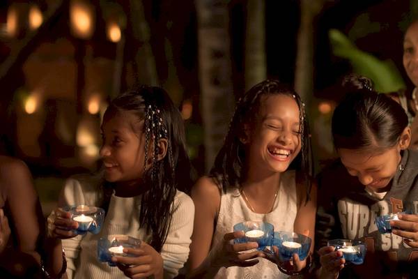 Kinder mit Kerzen im Shandrani Beachcomber Resort & Spa