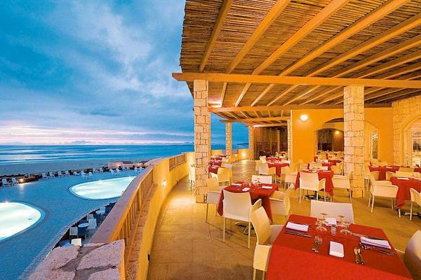 Abendessen auf der Terrasse im Occidental Boa Vista Beach Hotel mit Blick auf den Ozean.