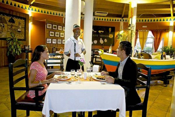 Ein Paar genießt ein Essen im Restaurant des Occidental Boa Vista Beach Hotels.