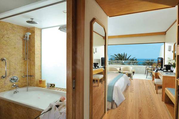 Innenansicht eines Zimmers im Pioneer Beach Hotel mit Badewanne und Meerblick.