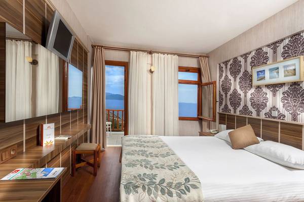 Doppelbettzimmer im Cappari Hotels Aquarius mit Meerblick und modernem Interieur.