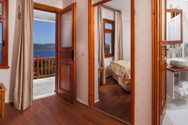 Zimmer im Cappari Hotels Aquarius mit Blick auf den Balkon und das Meer