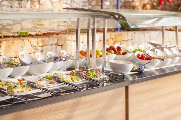 Buffettisch im Cappari Hotels Aquarius mit verschiedenen Gerichten und Früchten.
