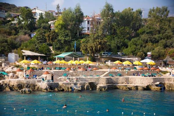 Außenbereich des Cappari Hotels Aquarius mit Pool und Sonnenschirmen.