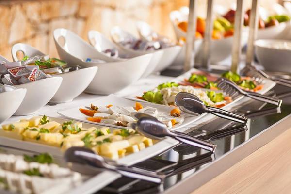 Buffet-Tisch im Cappari Hotels Aquarius mit verschiedenen Vorspeisen, Käse, Salaten und Snacks.
