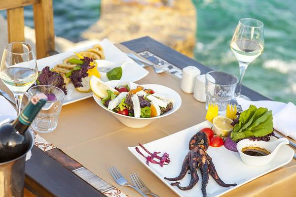 Tisch mit Essen und Getränke am Strand des Cappari Hotels Aquarius
