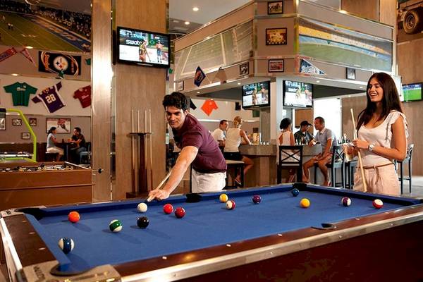 Mann spielt Billard in der Poolhalle des Riu Palace Peninsula Hotels