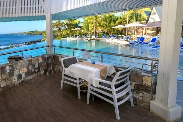 Terrasse des Anelia Resort & Spa mit Blick auf den Ozean und Sonnenliegen