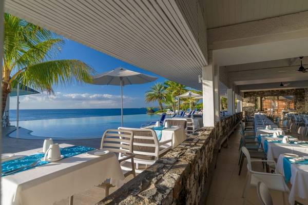 Außenbereich des Anelia Resort & Spa mit Pool und Blick auf das Meer.