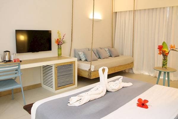 Hotelzimmer im Anelia Resort & Spa mit Hängebett, Fernseher und Schreibtisch.