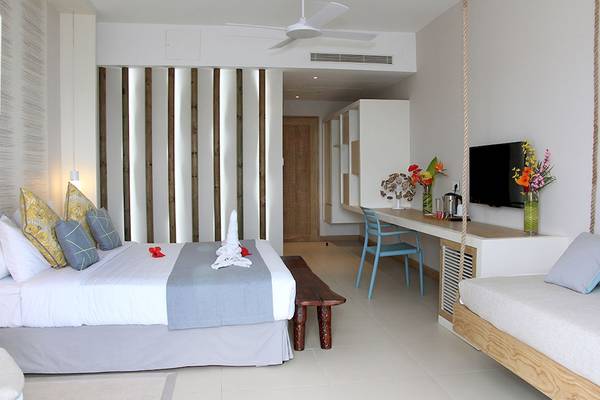 Schlafzimmer im Anelia Resort & Spa mit Doppelbett, Holzmöbeln und modernem Interieur.